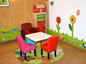 Habitación con mesa y 4 sillas en una habitación en Haus Wiesengrund-Fahl - FeWo 4, en Todtnau