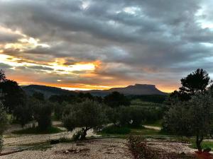 uitzicht op een zonsondergang met een berg op de achtergrond bij Casa Rural Cortijo La Ajedrea in Siles