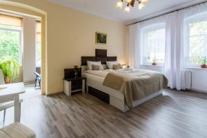 Posteľ alebo postele v izbe v ubytovaní Apartamenty Izerskie - ul. Wczasowa 8