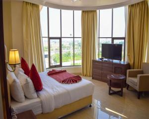 Μια τηλεόραση ή/και κέντρο ψυχαγωγίας στο Hotel Highway Hari