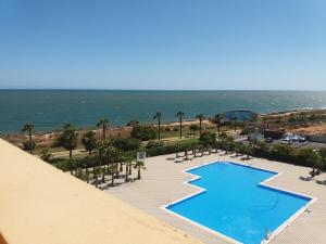 Vom Balkon eines Resorts genießen Sie Meerblick. in der Unterkunft Las Arenas 109 - Vista al mar in Isla Canela