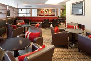 Holiday Inn Express Milton Keynes, an IHG Hotel tesisinde bir oturma alanı