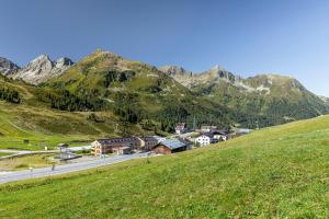 une petite ville sur une colline à côté d'une montagne dans l'établissement Hotel Jagdschloss Resort, à Kühtai