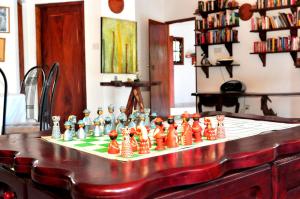 - un jeu d'échecs sur une table dans une pièce dans l'établissement Surewo Sun Shine Apartment, à Bentota