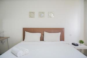 Ένα ή περισσότερα κρεβάτια σε δωμάτιο στο Minimalist Studio Bintaro Icon Apartment near British School By Travelio