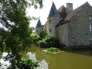een oud kasteel midden in een rivier bij Domaine de l'Etre in Saint-Pierre-du-Regard