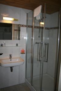 La salle de bains est pourvue d'une douche et d'un lavabo. dans l'établissement Hotel Verhoeven, à Uden
