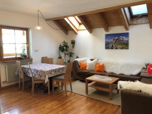uma sala de estar com um sofá e uma mesa em Appartements Else em Ortisei