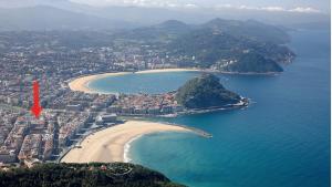 una vista aérea de la playa y del océano en ZABALETA SUITE by Sweet Home San Sebastian, en San Sebastián