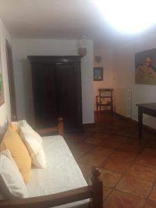 salon z łóżkiem i stołem w obiekcie Les Amis w mieście Palinuro