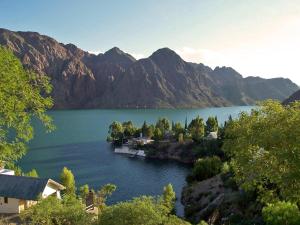 a large body of water with mountains in the background at De a Dos in San Rafael