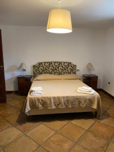 sypialnia z łóżkiem z 2 stolikami nocnymi i 2 lampami w obiekcie Les Amis w mieście Palinuro