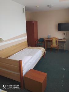 Łóżko lub łóżka w pokoju w obiekcie Hotel Konin