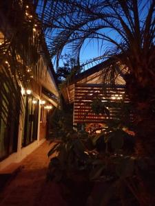 een gebouw met lichten en planten ervoor bij Baan B&B Sukhothai in Sukhothai