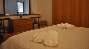 drie handdoeken op een bed in een hotelkamer bij Il bilocale della nonna in Locana