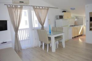 Kuchyň nebo kuchyňský kout v ubytování Apartments Janja