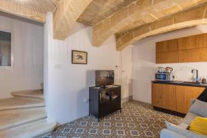 a room with a kitchen and a living room at Valletta Hastings Suites in Valletta
