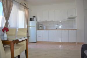Kuchyň nebo kuchyňský kout v ubytování Apartments Janja