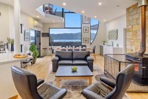 sala de estar con muebles y pantalla grande en Quarry Hill Lookout, en Dover