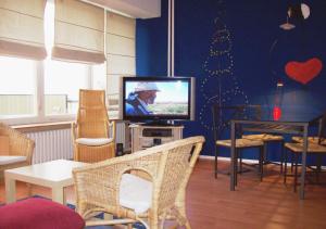 sala de estar con TV y árbol de Navidad en Miróbile, en Berlín