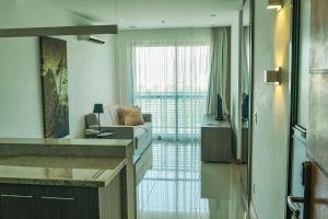 a living room with a couch and a window at Samba Rio Convention & Residence in Rio de Janeiro