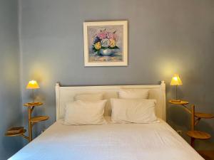 ラ・ロック・ダンテロンにあるB&B Villa des Musesのベッドルーム1室(白いベッド1台、枕2つ付)