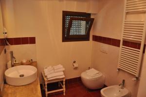 łazienka z umywalką, toaletą i oknem w obiekcie Borgo San Giusto w mieście Empoli
