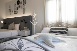 Ένα ή περισσότερα κρεβάτια σε δωμάτιο στο Blue White