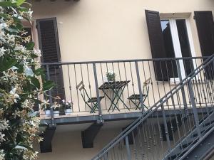 uma varanda com uma mesa com plantas em APPARTAMENTO ANGOLO DI ERICA centro storico em Ravenna