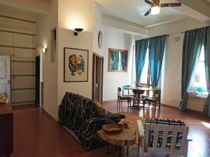 salon z kanapą i stołem w obiekcie Ottavo Portone w Bolonii