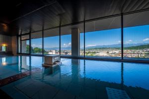 בריכת השחייה שנמצאת ב-onsen hotel OMOTO או באזור