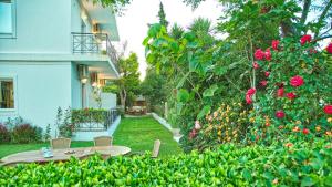 a garden with a table and chairs and flowers at Παντέλειο in Karistos