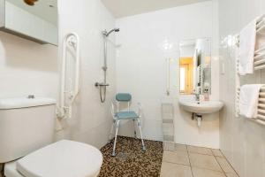 Ένα μπάνιο στο Criddlestyle Cottage - 5 bedroom New Forest Holiday Home +35 φωτογραφίες