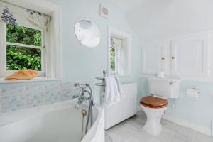 Koupelna v ubytování Beck Cottage, Wood Green, New Forest UK + 37 fotografií