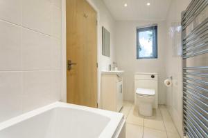 Bilik mandi di Secluded, New Forest Riverside Lodge