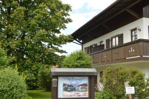 um sinal em frente a um edifício em Am Sonneneck - Wohnung 7 em Ruhpolding