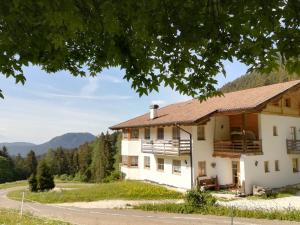 a house with a view of the mountains at Obkirchhof in Unsere Liebe Frau im Walde