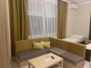 LAS PALMAS ROOMS في شتوروفو: غرفة معيشة مع أريكة أمام نافذة