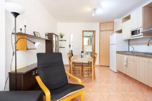 a kitchen and dining room with a table and chairs at Apartamentos Ohana - Edificio Tonillo in Los Cristianos