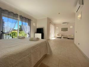 1 dormitorio con cama y ventana grande en Villa "Oasis"- C, en Albufeira
