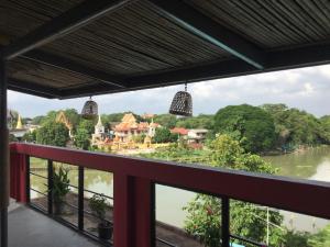 einen Blick auf den Fluss vom Balkon eines Hauses in der Unterkunft Tharuadaeng Old city Ayutthaya ท่าเรือแดง กรุงเก่า อยุธยา in Phra Nakhon Si Ayutthaya
