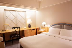 Postel nebo postele na pokoji v ubytování Hotel New Otani Makuhari