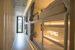 Postel nebo postele na pokoji v ubytování Sleep Box Sukhumvit 22