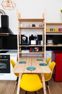 Köök või kööginurk majutusasutuses Colorful & Cozy Condo