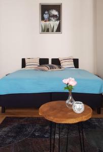 Un pat sau paturi într-o cameră la Barbera Apartments Haarlem