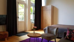 Uma área de estar em Barbera Apartments Haarlem