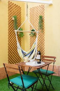a table with a hammock and two chairs at Apartamentos Ohana - Edificio Tonillo in Los Cristianos