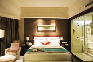 een hotelkamer met een bed en een stoel bij Kunming Haitian Hotel in Kunming