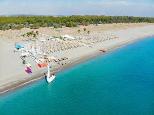 - une vue aérienne sur une plage dotée de chaises et de parasols dans l'établissement Villaggio Giardini D'Oriente, à Nova Siri Marina