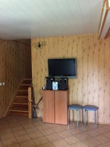 um quarto com 2 cadeiras e uma televisão de ecrã plano em Domek letniskowy Wczasowik 2 em Kruklanki